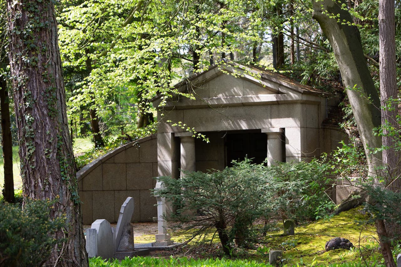 Westerveld heeft een aantal bijzondere mausolea, die prachtig in de duinen liggen