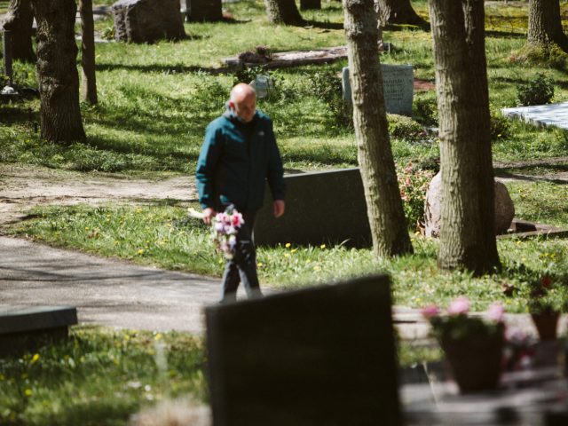 westerveld-begraafplaats-crematorium-man-wandelen-met-boeket